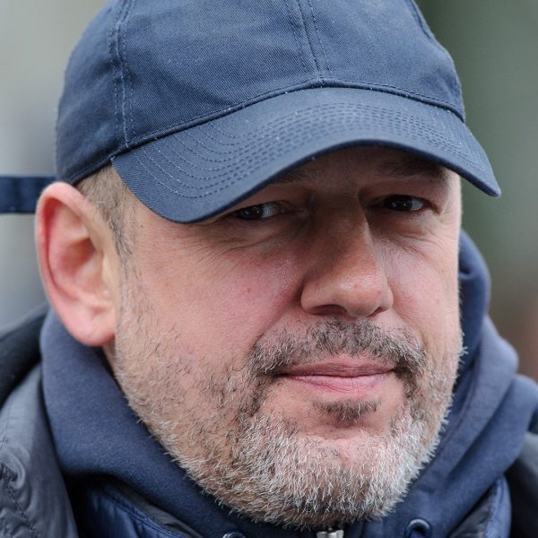 Der Regisseur Mark Schlichter steht am 04.11.2013 am Rande der Dreharbeiten zum Fernsehfilm "Zorn - Tod und Regen" auf dem Marktplatz von Halle (Sachsen-Anhalt). Der Krimi soll 2014 im Ersten ausgestrahlt werden. Foto: Jens Schlueter/dpa